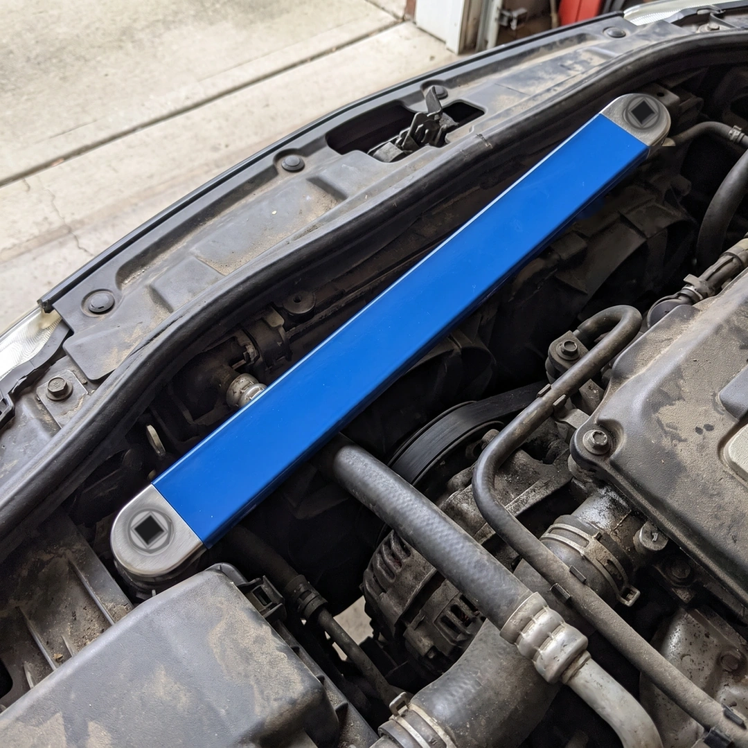 La rallonge dans le compartiment moteur d'une voiture